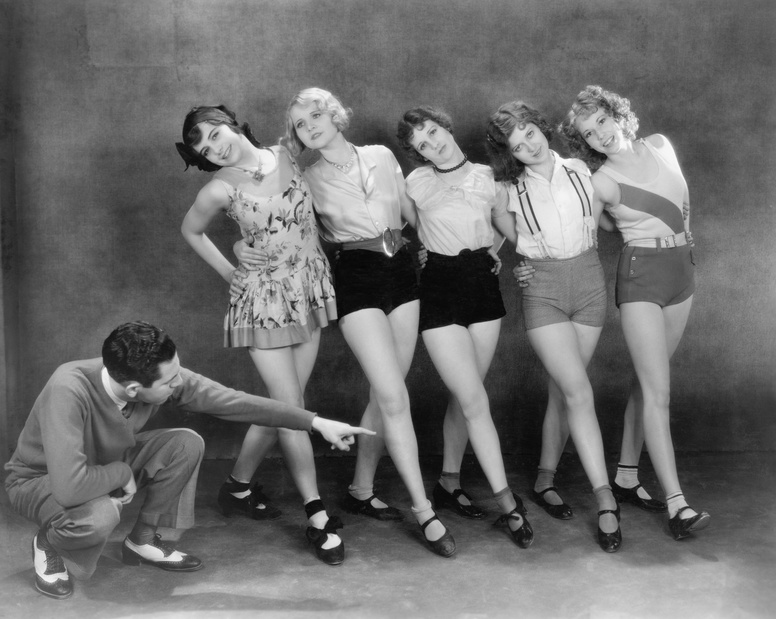 Director working with female dancers Danse en ligne - Philippe Moreau